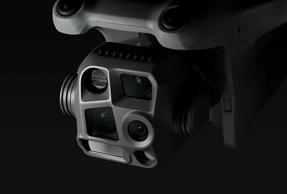 Nacelle du DJI Matrice 4T : les trois caméras optiques, la fenêtre du capteur thermique et le télémètre laser.