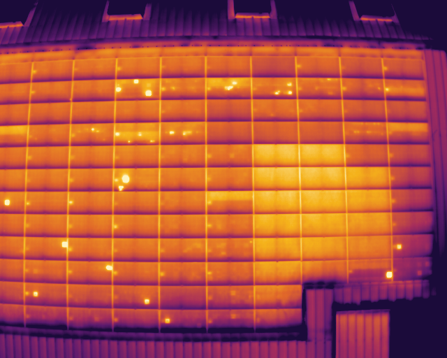 Relevé thermographique réel d'une toiture photovoltaïque en plein soleil : une cellule à 116 °C, un tiers de module plus chaud que le reste, et un groupe de treize modules plus chauds que le reste du champ.