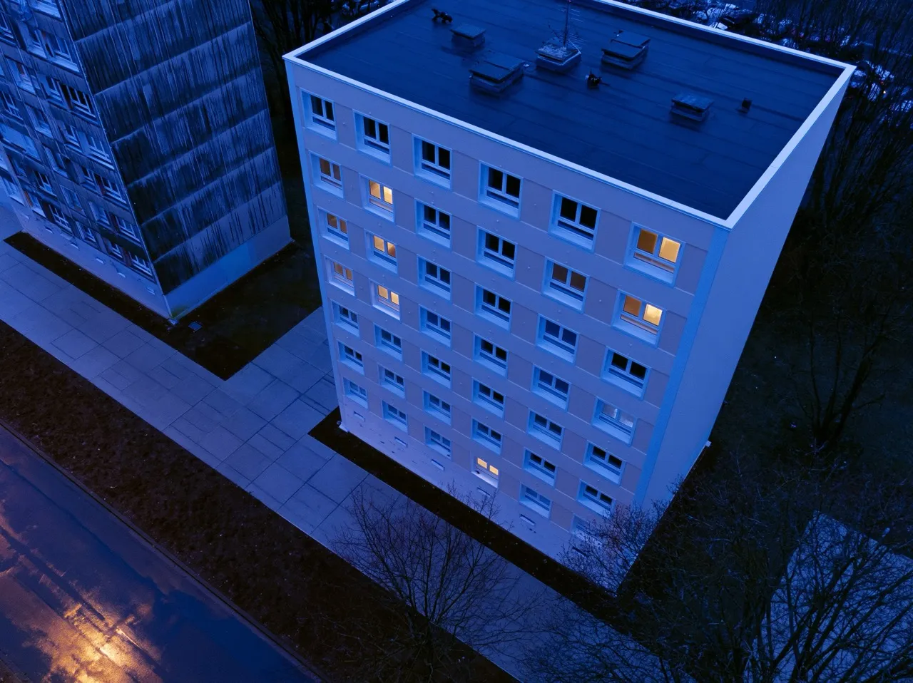 Immeuble de logements au crépuscule, vu d'en haut.